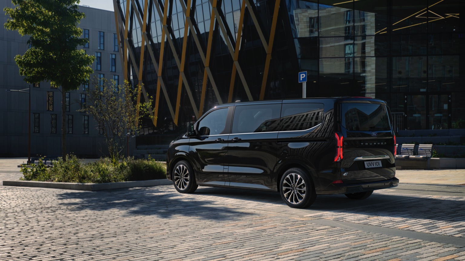 Ford e-Tourneo Custom L2 160 kW RWD galeri görseli