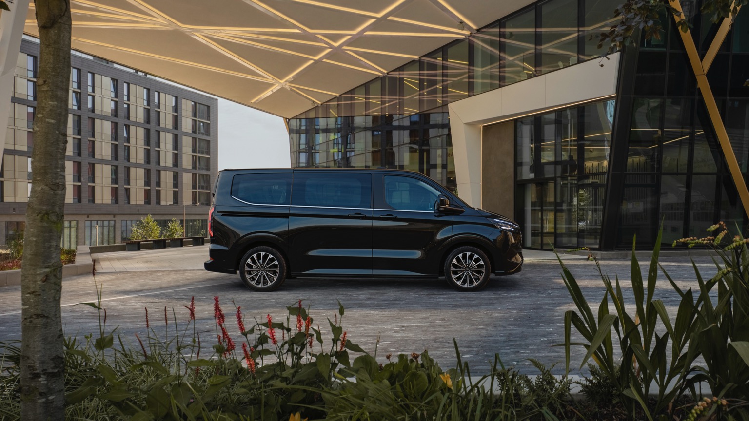 Ford e-Tourneo Custom L2 160 kW RWD galeri görseli