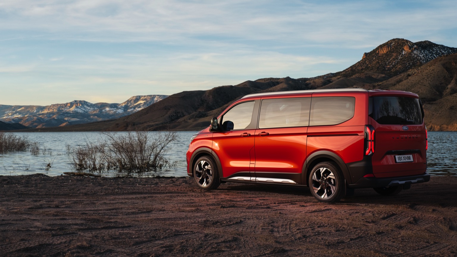 Ford e-Tourneo Custom L2 210 kW AWD galeri görseli