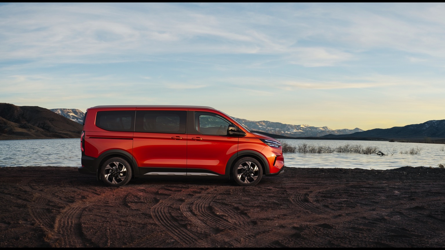 Ford e-Tourneo Custom L2 160 kW RWD galeri görseli