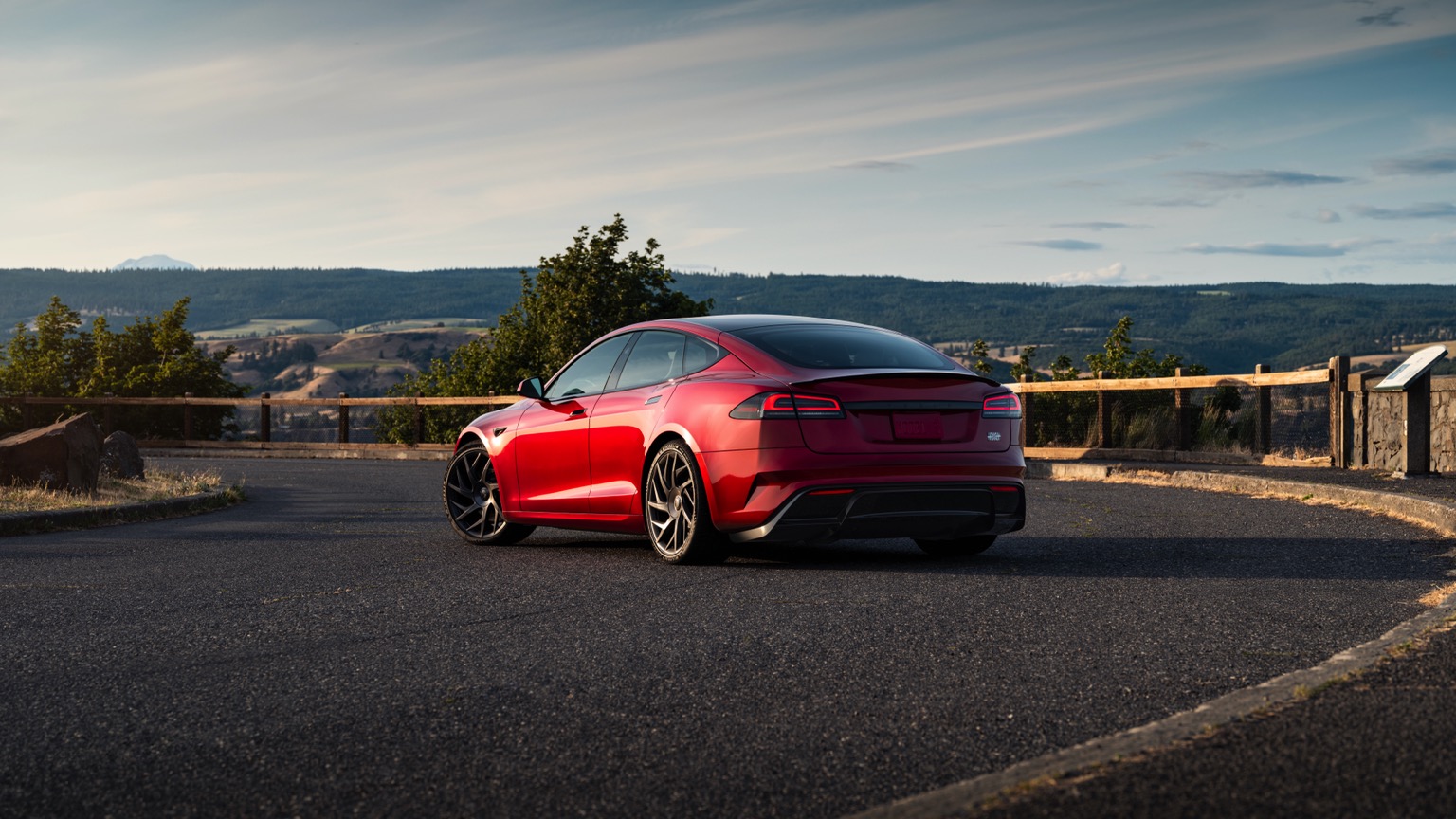 Tesla Model S AWD galeri görseli