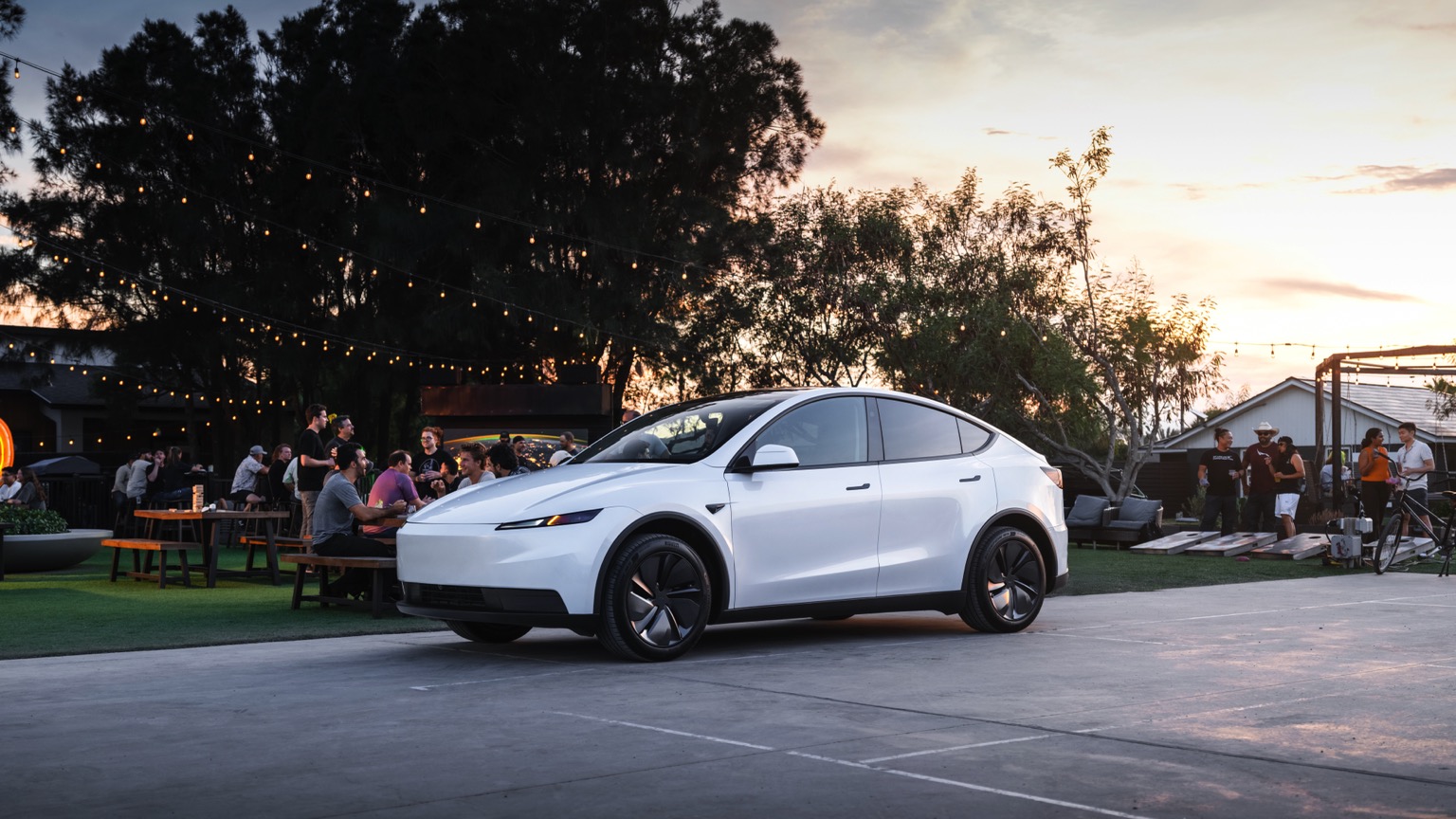 Tesla Model Y Standard Long Range RWD galeri görseli