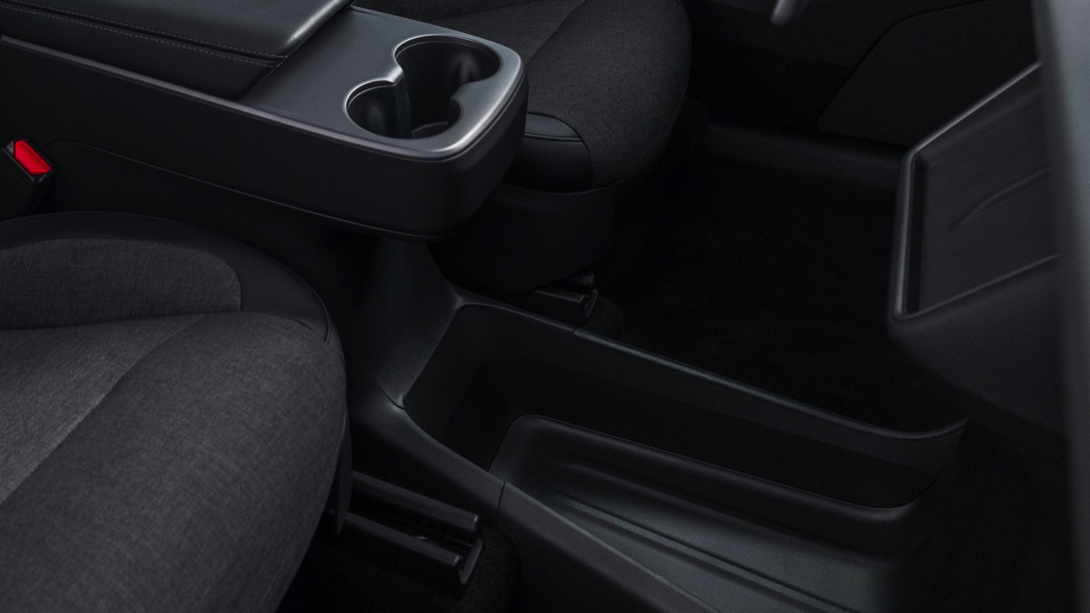 Tesla Model Y Standard Long Range RWD galeri görseli